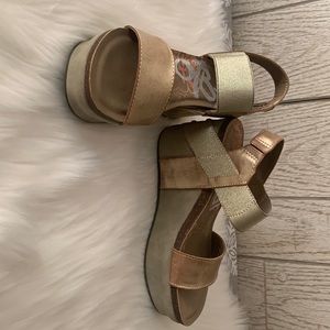 OTBT Bushnell Metallic Wedge Sandals Size 5.5 NWOB